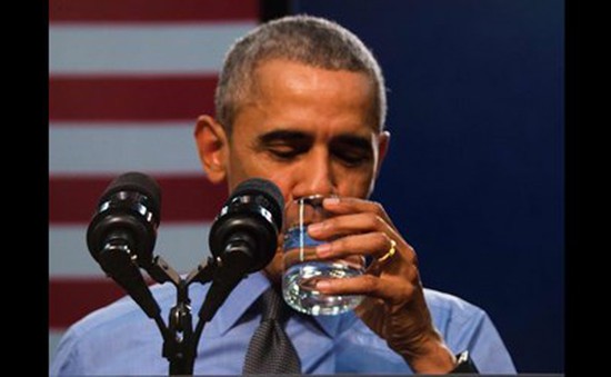Tổng thống Mỹ uống nước từ vùng nhiễm chì để trấn an người dân