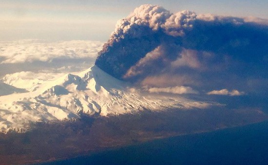 Mỹ hoãn hàng loạt chuyến bay do ảnh hưởng của núi lửa phun trào