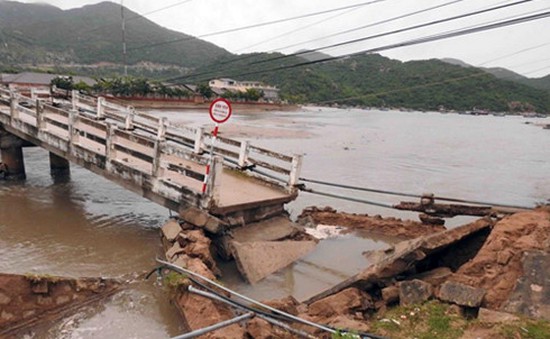 Sập cầu Vĩnh Hy gây ách tắc giao thông tại Ninh Thuận