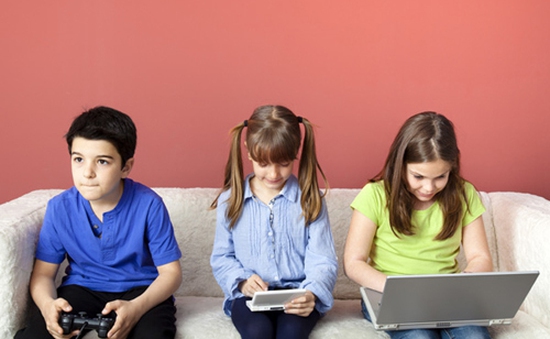 Trẻ tiếp xúc sớm với công nghệ - Nên hay không?