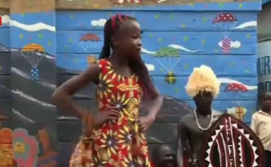 Ngôi trường chắp cánh ước mơ thiết kế thời trang cho trẻ em nghèo ở Kenya
