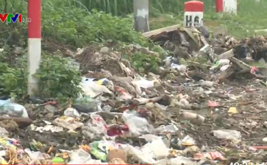 Sơn Tây: Ùn ứ hàng nghìn tấn rác do người dân chặn xe chuyên chở