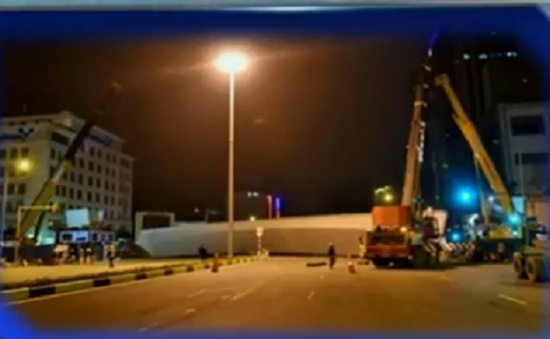 Hà Nội: Dầm thép cầu vượt khổng lồ rơi xuống đường
