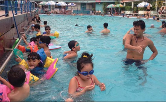 Tuổi nào thích hợp cho trẻ học bơi?