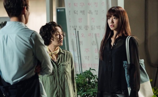 Phim Doctors quá hot, túi của Park Shin Hye bán siêu chạy