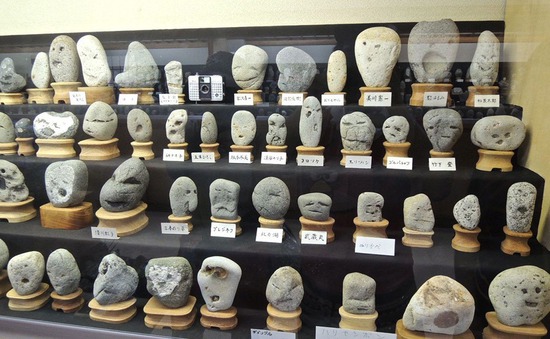 Đa cảm xúc bảo tàng đá khuôn mặt ở Nhật Bản