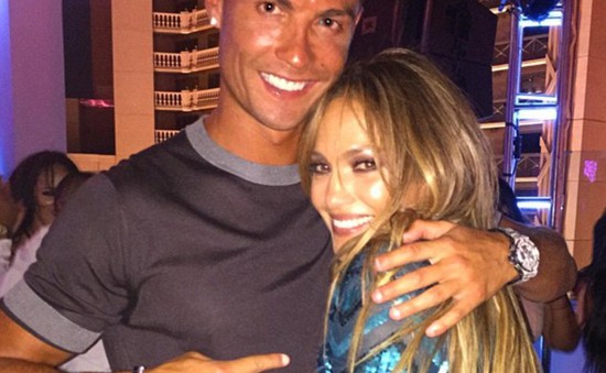 Ronaldo chúc mừng sinh nhật J-Lo bằng cái ôm chặt cứng