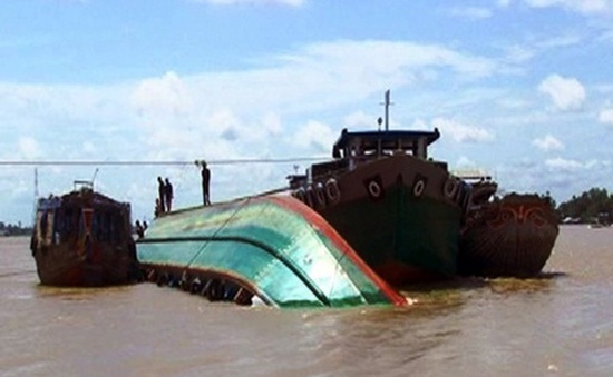 Tháo gỡ sà lan 100 tấn án ngữ ở cảng cá Ðề Gi, Bình Định