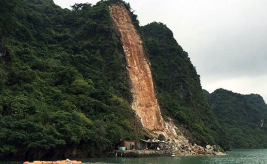 Quảng Ninh: Sạt lở núi đá, 3 người bị vùi lấp