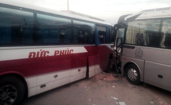 Quảng Ninh: Xe khách va chạm xe du lịch, 3 người bị thương nặng