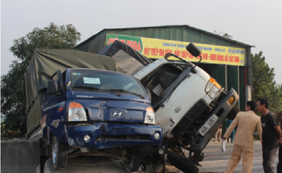 Nghệ An: Hai ô tô tải đâm nhau trên Quốc lộ 1A