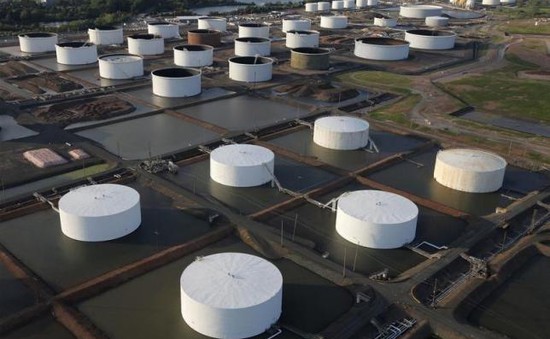 Dự trữ xăng dầu Mỹ giảm, giá dầu bật tăng mạnh