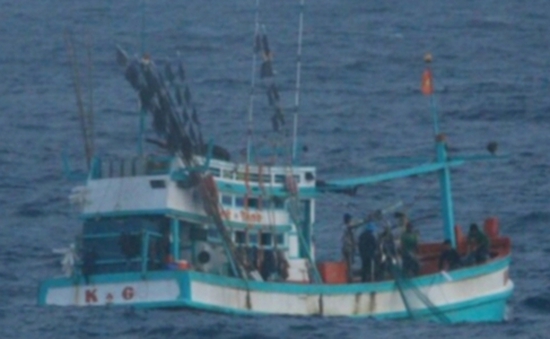 Hải quân Malaysia bắt giữ tàu cá cùng 12 ngư dân Việt Nam