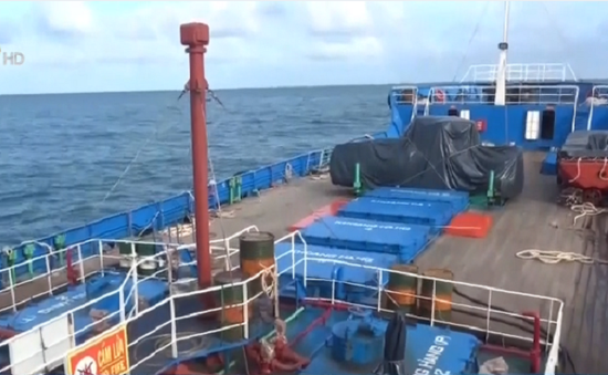 Bắt 3 tàu sang mạn dầu DO trái phép ở vùng biển Côn Đảo