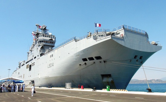 Tàu hải quân Pháp cập cảng quốc tế Cam Ranh