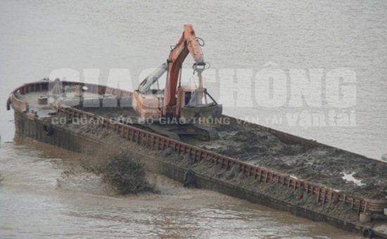 Chủ tịch UBND TP Hà Nội yêu cầu điều tra tàu nghi xả thải xuống sông Hồng