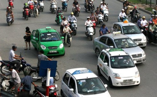 Taxi ngoại tỉnh “tấn công” nội đô Hà Nội