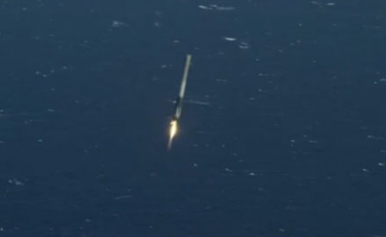 Tên lửa Falcon 9 hạ cánh thành công trên biển