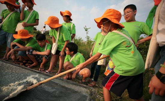 Trại hè “Quà tặng từ thiên nhiên”: Dạy trẻ sống tự lập