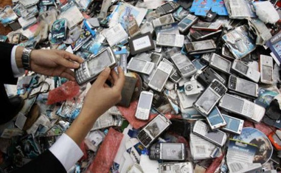Mỹ tịch thu điện thoại iPhone và Samsung giả trị giá hàng triệu USD