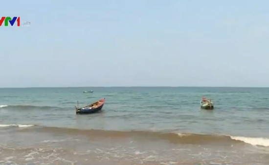 Lấy mẫu xét nghiệm vết nước đỏ tại biển Quảng Bình