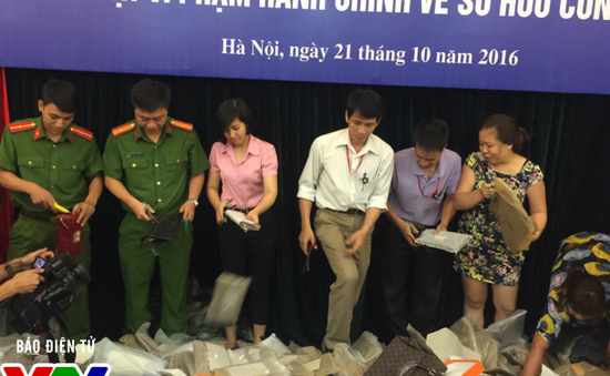 Hà Nội: Tiêu hủy hàng trăm túi xách, đồng hồ giả hàng hiệu