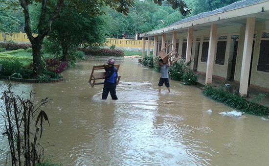 Hà Tĩnh tiếp tục mưa lớn, hàng vạn học sinh không thể tới trường