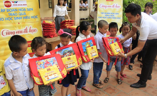 Trao tặng cặp sách, vở cho 800 trường tiểu học nhân dịp khai giảng