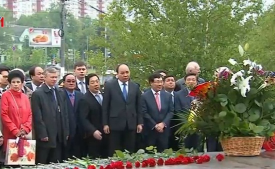 Thủ tướng dâng hoa tại tượng đài Chủ tịch Hồ Chí Minh ở Moscow