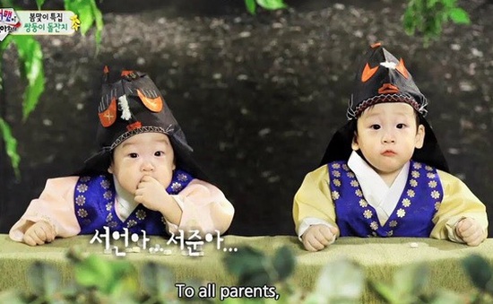 Cặp song sinh nổi tiếng xứ Hàn bất ngờ xuất hiện ở Việt Nam