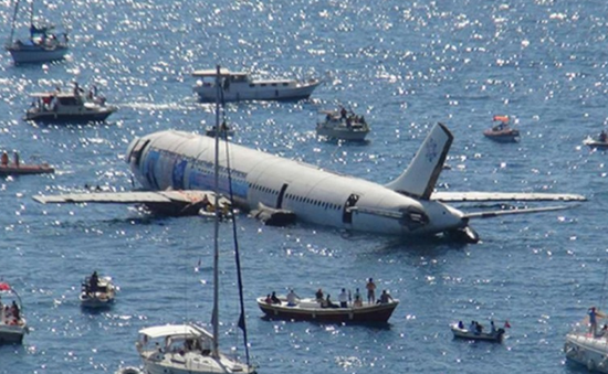 Đánh chìm máy bay làm rạn san hô nhân tạo thu hút khách du lịch