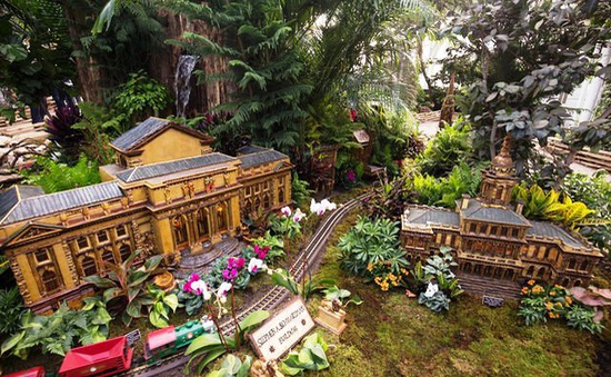 Kỳ thú triển lãm xe lửa trong vườn thực vật thu nhỏ tại Mỹ