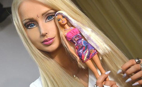 Những cách làm đẹp giật mình vì thần tượng búp bê Barbie