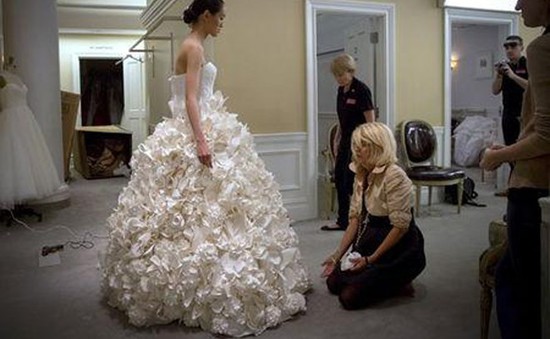 Độc đáo cuộc thi váy cưới làm từ giấy vệ sinh