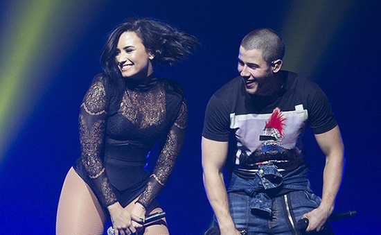 Chia tay bạn trai, Demi Lovato tận hưởng cuộc sống tự do bên Nick Jonas