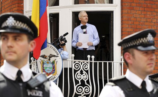 Nhà sáng lập WikiLeaks bị thẩm vấn tại ĐSQ Ecuador ở London