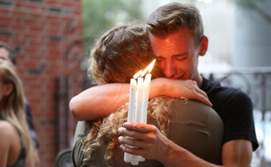 Người dân Mỹ tưởng niệm nạn nhân vụ xả súng tại Orlando