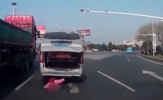 Trung Quốc: Em bé rơi khỏi xe ô tô giữa giao lộ