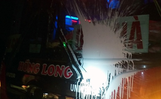 Xe khách bị ném đá, ném sơn trên cao tốc Nội Bài - Lào Cai: Có thể gây thương vong lớn