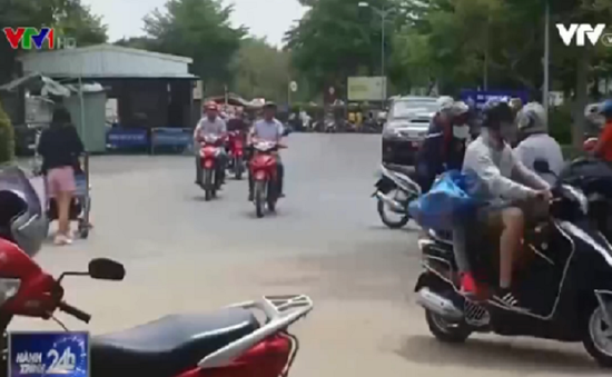 TP.HCM: Bát nháo dịch vụ xe ôm ở cổng sân bay Tân Sơn Nhất