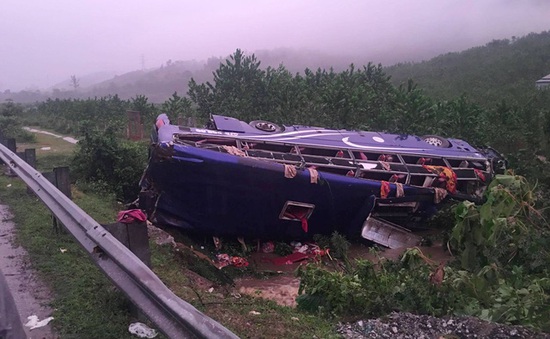 Quảng Nam: Liên tiếp xảy ra 2 vụ lật xe tải trên đường ven biển 129