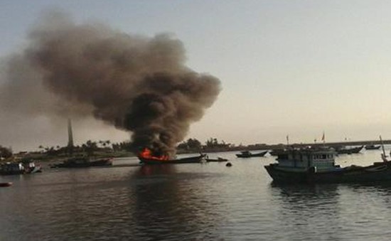 Phú Yên: Cháy tại cảng cá Tiên Châu, 7 tàu bị hư hại