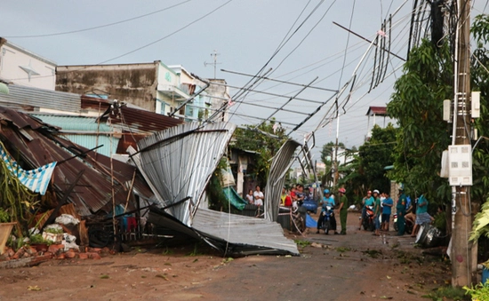 Đồng Tháp: Hỗ trợ người dân bị sập nhà do dông lốc