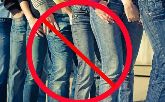 Nhiều ý kiến xung quanh quy định không mặc áo thun, quần jeans tại công sở