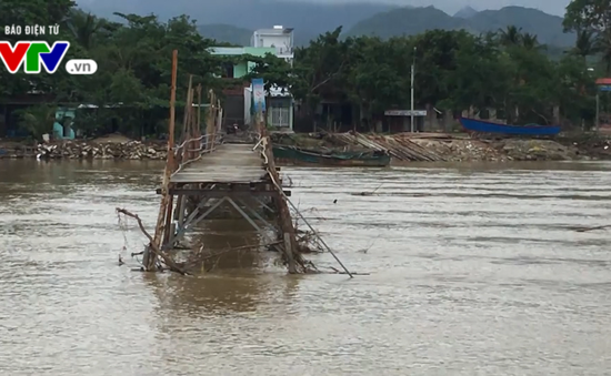 Lũ cuốn trôi cầu gỗ bắc qua sông Cái ở Nha Trang
