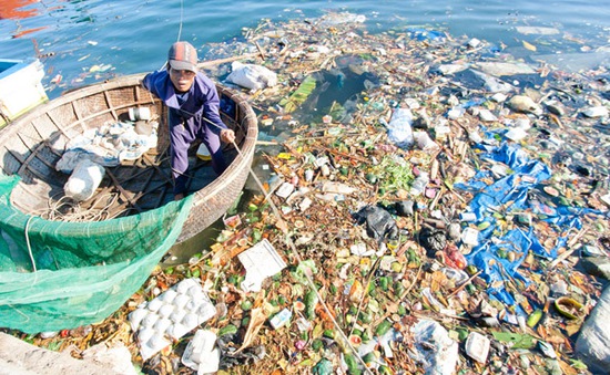 Ngăn chặn rác thải "tấn công" vịnh Nha Trang mỗi ngày