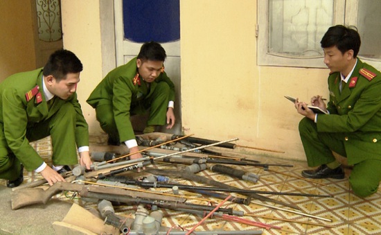 Người dân Thanh Hóa giao nộp 200 súng tự chế