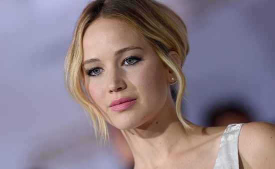 Jennifer Lawrence thú nhận chưa từng được “khóa môi” trong đêm giao thừa