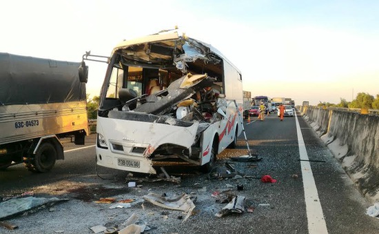Tiền Giang: Xe khách đâm đuôi xe tải, 1 người chết, nhiều người bị thương