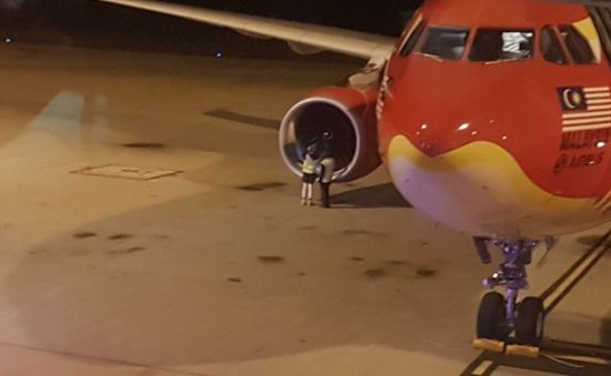Chim lao vào động cơ, máy bay của AirAsia hạ cánh khẩn cấp